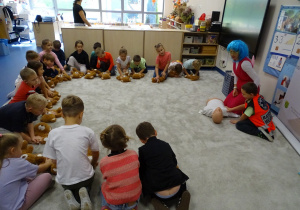 04 Dzieci mają przed sobą misie