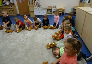 05 Dzieci ćwiczą na misiach pierwszą pomoc przedmedyczną