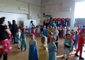 dzieci tańczą