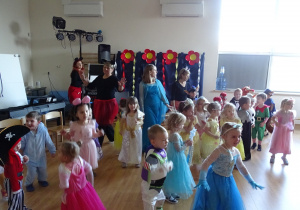 dzieci tańczą