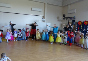 dzieci tańczą