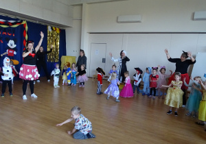 dzieci tańczą