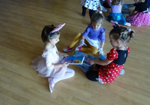 dzieci wykonują zadania