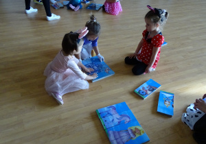 zieci wykonują zadania