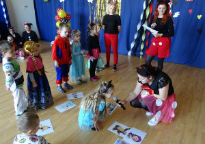 dzieci układaja puzzle