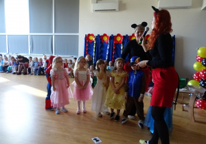 panie prowadza zajecia