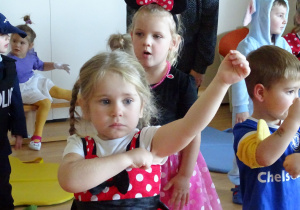 dzieci tanczą