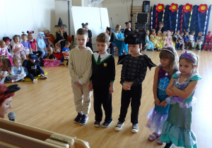 dzieci wykonują zadanie