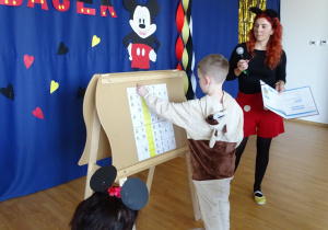 dzieci wykonują zadanie