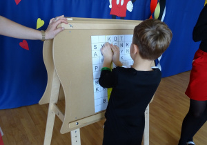 dzieci wykonują zadanie