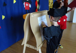 dzieci wykonują zadanie