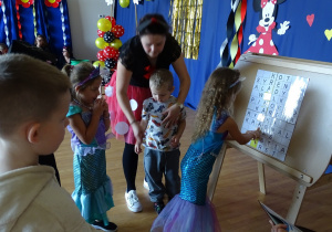 dzieci wykonują zadanie