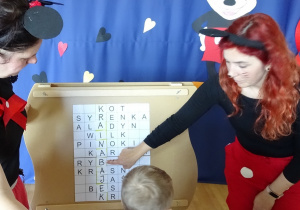 dzieci wykonują zadanie