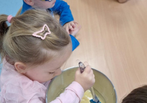 dziewczynka miesza ciasto