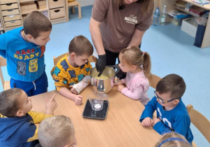 dzieci oglądają ciasto