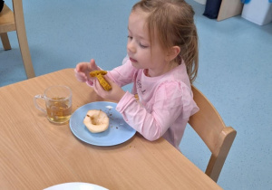 dziewczynka zjada ciasto