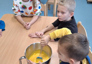 dzieci mieszają ciasto