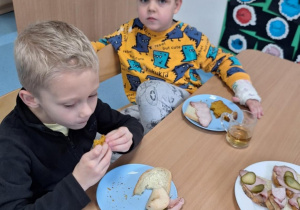 chłopcy jedzą ciasto