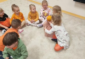 Dzieci oglądają synie i porównują ksztaty.