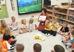 Dzieci poznaja budowę dyni