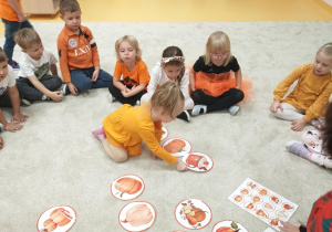 Kodowanie na dywanie- zabawa dywanowa