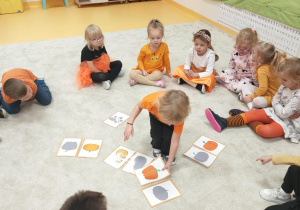 zabawa dywanowa "szukanie cienia dyni"