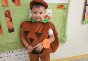 Hubert w stroju dyni na konkurs dyniowy