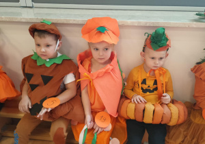 Dzieci czekają na ogłoszenie wyników konkursu dyniowego