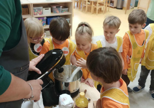 Dzieci miksują jajka