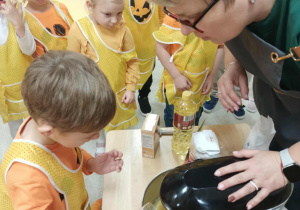 Dzieci dosypują do zmiksowanych jajek cukier