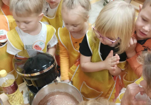 Dzieci mieszają ciasto