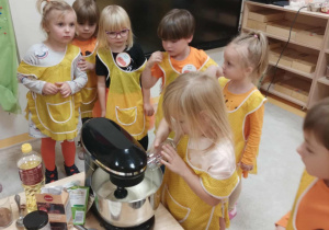 dodawanie innych składników do ciasta