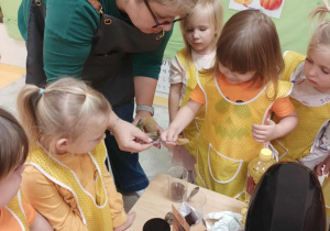 Dzieci dodają kakao do ciasta