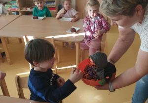 Dzieci cżęstują się cukierkami