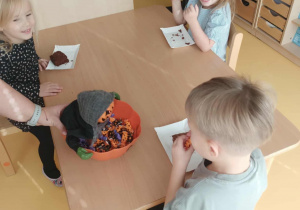 Dzieci częstują się cukierkami