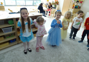 Dzieci stoją w kole