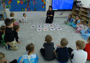 Pani z kartami na dywanie