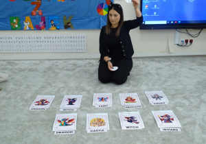 Pani pokazuje atrybuty