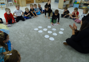 Chłopiec szuka pary obrazków