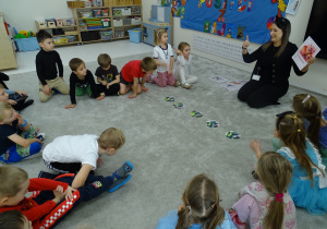 Pani pokazuje obrazek