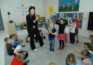 Dzieci ustawiają się w rzędzie