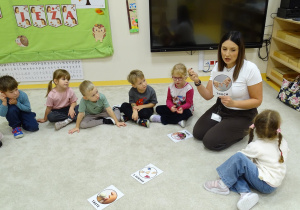 Pani pokazuje obrazek