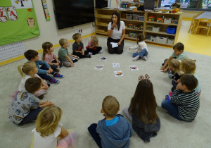 Dzieci patrzą na karty obrazkowe