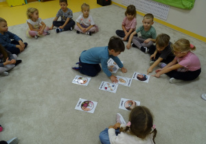 Chłopiec szuka obrazka