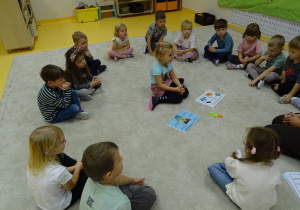 Iga zakrywa obrazki klockami