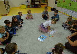 Julka zakrywa odpowiednie ilustracje