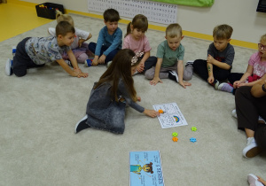 Chłopiec zakrywa obrazki