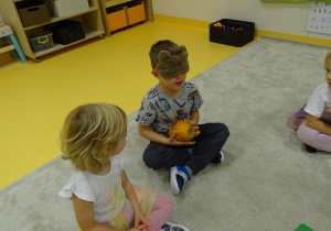 Chłopiec odgaduje owoc