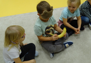 Chłopiec z bananem w ręku