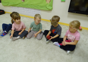 Chłopiec z jabłkiem w ręku